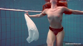 Onderwater zwemmende babe Alice Bulbul