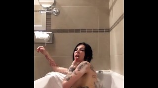 Возбужденная сводная сестра с татуировками играет с игрушками в ванне во время отпуска в Чехии