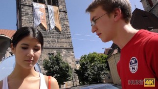 HUNT4K Un homme est prêt à payer les vacances d’une tendre salope brune