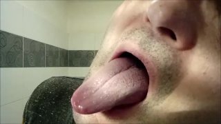 Minha língua quente na ponta do seu pênis