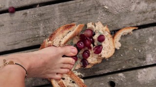 Hier is je ontbijt, geniet ervan! | Beschimmeld brood verpletteren met druif
