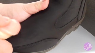 Schoenfetisjisme Spetteren op schattige zwarte laarzen