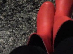 Squeaky Red Boots - Screenshot 3 of 16 - Squeaking