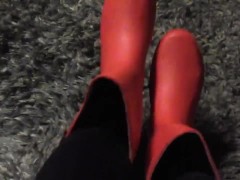 Squeaky Red Boots - Screenshot 8 of 16 - Squeaking