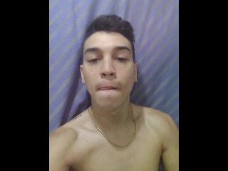 Aburrido acostado en la camita
