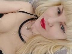 Красотка зашла в гости и показывает киску на видео, пока друг не видит - Screenshot 13 of 16 - Most Beautiful Girl