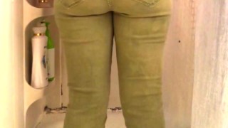 FAZENDO XIXI NA MINHA CALÇA JEANS COM UM SOM ADORÁVEL