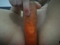 Studenta din romania isi freaca lindicul la pizda pana isi da drumul pe morcov