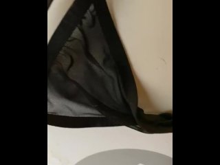 Petite éjaculation dans sa culotte