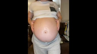 Schwangere MILF strippt und massiert sich selbst mit Lotion