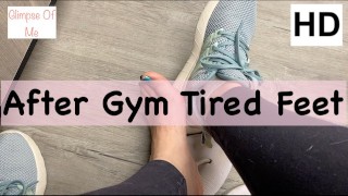 après la gym, les pieds fatigués, enlever les chaussures et les chaussettes - glimpseofme