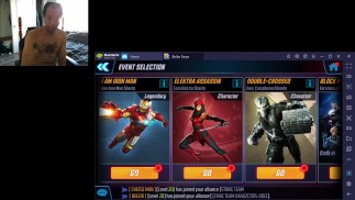 Чернокожий обнаженный геймер играет в игру Marvel Strike F