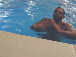 Italiaanse Kerel Aan Het Zwembad Pronkt