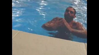 Cara italiano na piscina se exibindo