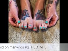 Hot MILF oils her tattooed feet - Screenshot 11 of 16 - Feet