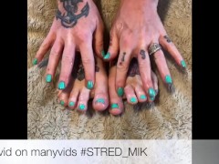 Hot MILF oils her tattooed feet