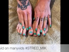 Hot MILF oils her tattooed feet - Screenshot 7 of 16 - Feet