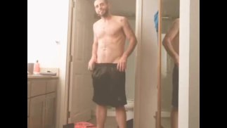 在带我去游泳池之前，他正在炫耀