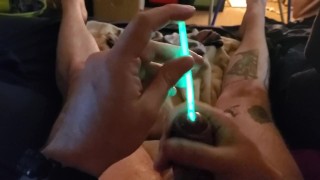 Cumming mentre suona con il bastoncino luminoso verde