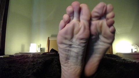 Worship my big wrinckled feet, foot perv!