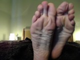 Worship my big wrinckled feet, foot perv!