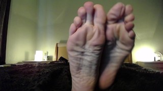 Aanbid mijn grote gespleten voeten, voet perv!