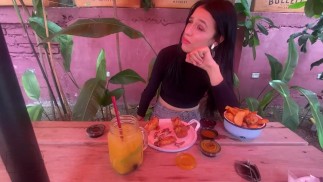 Играем в известном ресторане города с его вибратором