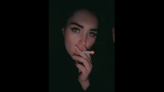 Fumando Y Mostrando Mis Tetas En Un Abrigo De Piel