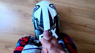 18-летний парень в снаряжении MX кончает на шлем Fox