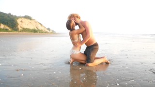 真正的情侣在太平洋的公共海滩上热情地乱搞