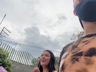 Una amiga que conocí en Tinder me da el control de su juguete en público