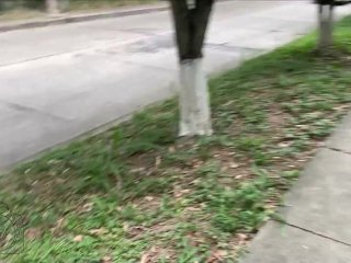 Tomo el control de su juguete y justamente los carros comienzan a llegar