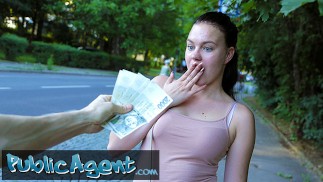 Public Agent Kiara Flow zeigt ihre sexy langen Beine und fickt draußen in der Öffentlichkeit