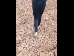 Caminando con MILF por la finca mostrando su cola al aire libre