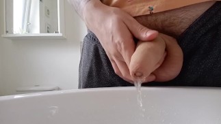 Мягкий член длинной мочи в раковине