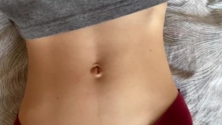 Spielen mit meinem Bauchnabel