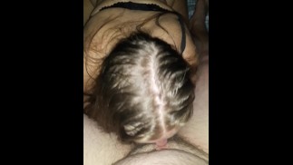 Симпатичная пухленькая блондинка делает минет