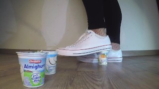 Witte Converse eten verpletteren Jogurt Trailer