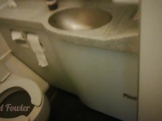 飛行機のトイレでおしっこする方法