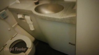 Comment faire pipi dans les toilettes de l’avion 