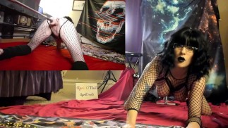 Готическая девушка наполняет свою пасхальную корзину - анальная пробка