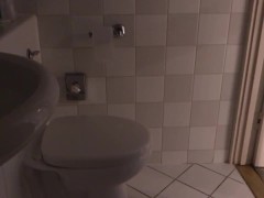 Pissing - Screenshot 2 of 16 - Weeing