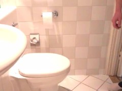 Pissing - Screenshot 3 of 16 - Peeing