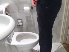 Pissing - Screenshot 4 of 16 - Pee