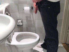 Pissing - Screenshot 7 of 16 - Weeing