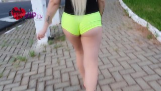 엉덩이에 짧은 반바지를 입고 산책하는 섹시한 유부녀