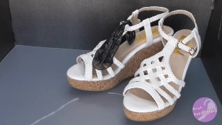 Schoen fetisjisme Ejaculeren op de zolen van witte sandaal kurk schoenen