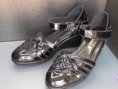 Shoe fetishism 靴フェチ　黒いサンダルにぶっかける