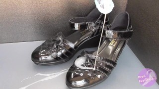 Fétichisme Des Chaussures Bukkake Fétichisme Des Chaussures Sur Des Sandales Noires
