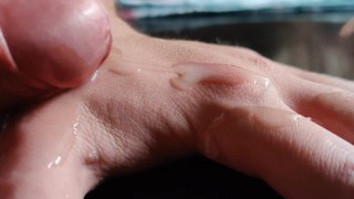 Close-up sperma in hand fetisj